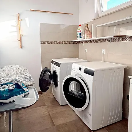 3 Bedroom Cozy In Apartament *