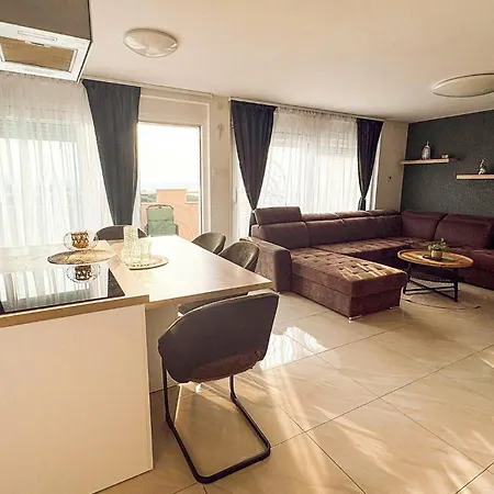 3 Bedroom Cozy In Apartament *